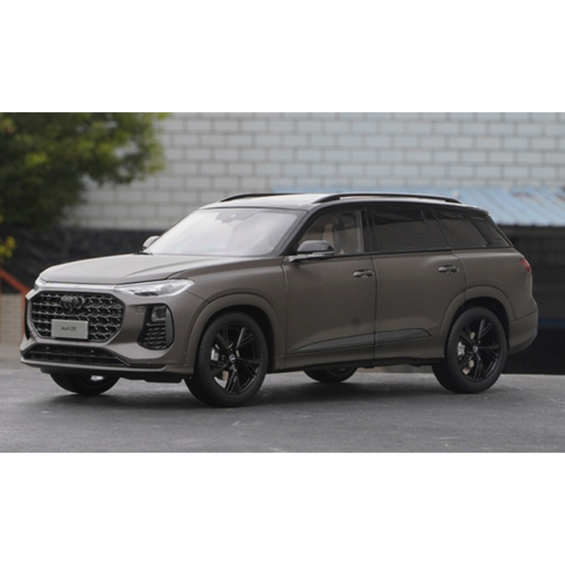 1/18 Dealer Edition 2022 Audi Q6 (Brown) Diecast Car Model with Lights