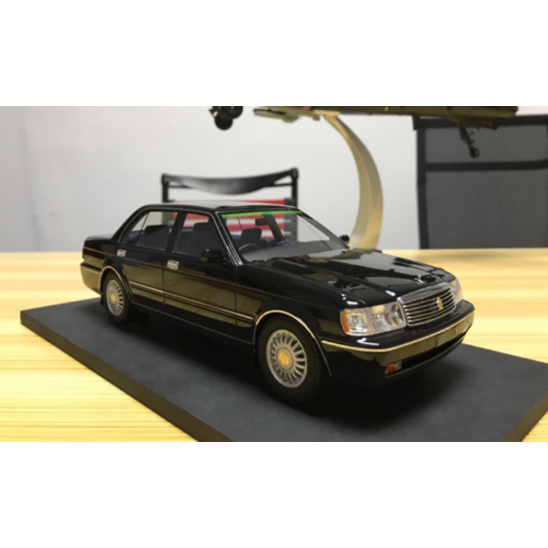 1/18 Dealer Edition Toyota Crown 133 (Black) Enclosed Resin Car Model