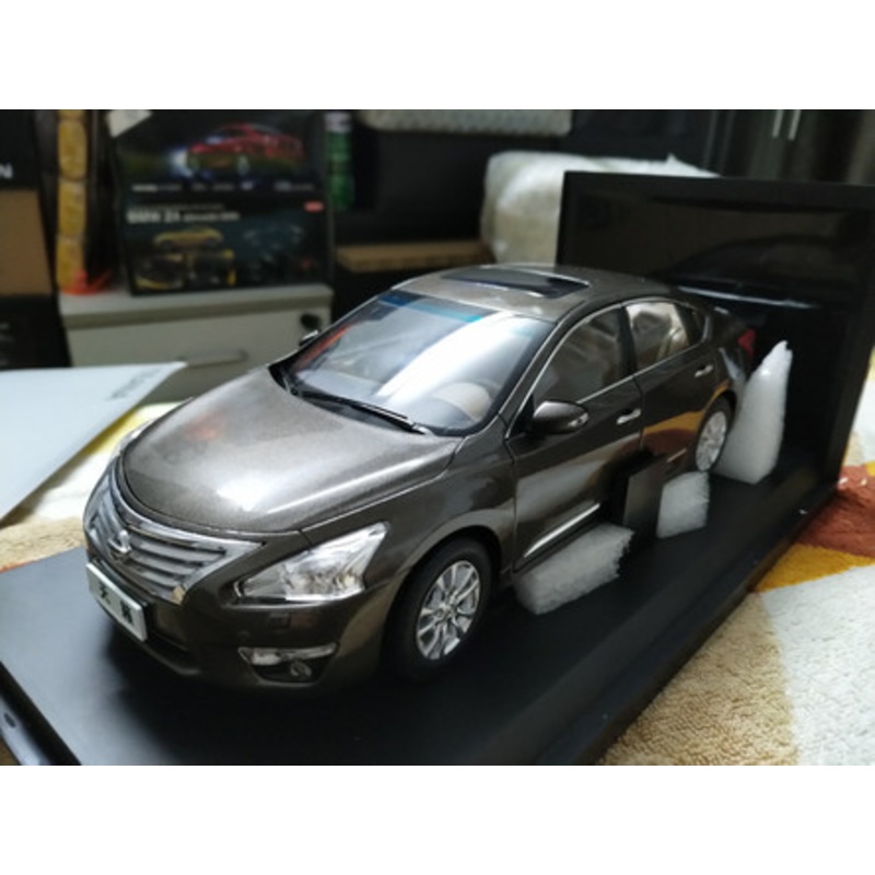 1/18 Nissan Altima (Brown) Diecast Car Model