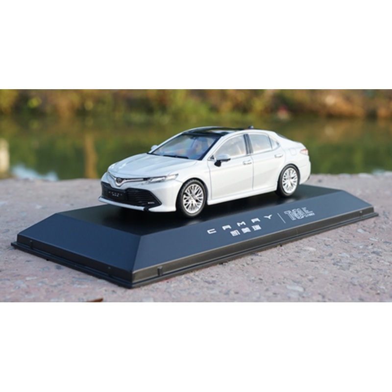 1/43 Dealer Edition 8th Generation 2018 Toyota Camry L LE XLE (White) Diecast Car Model